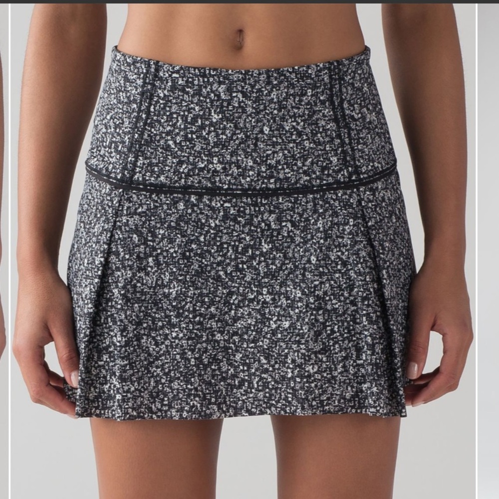 Lululemon Lost In Pace Skirt (Tall) (15")
Daisy Dust Alpine White Black / Black